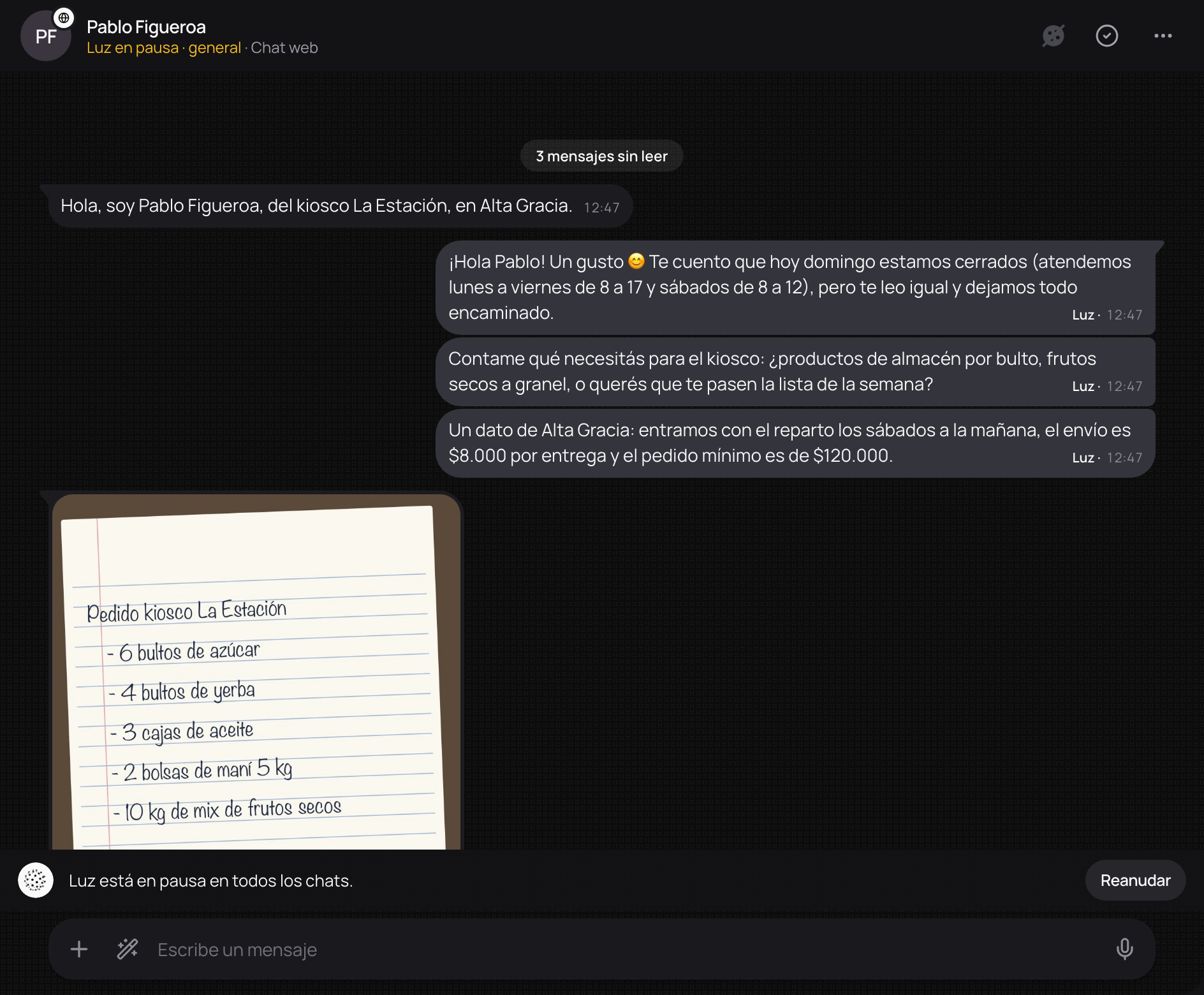 Una conversación con el aviso de que el agente está en pausa en todos los chats y Reanudar.
