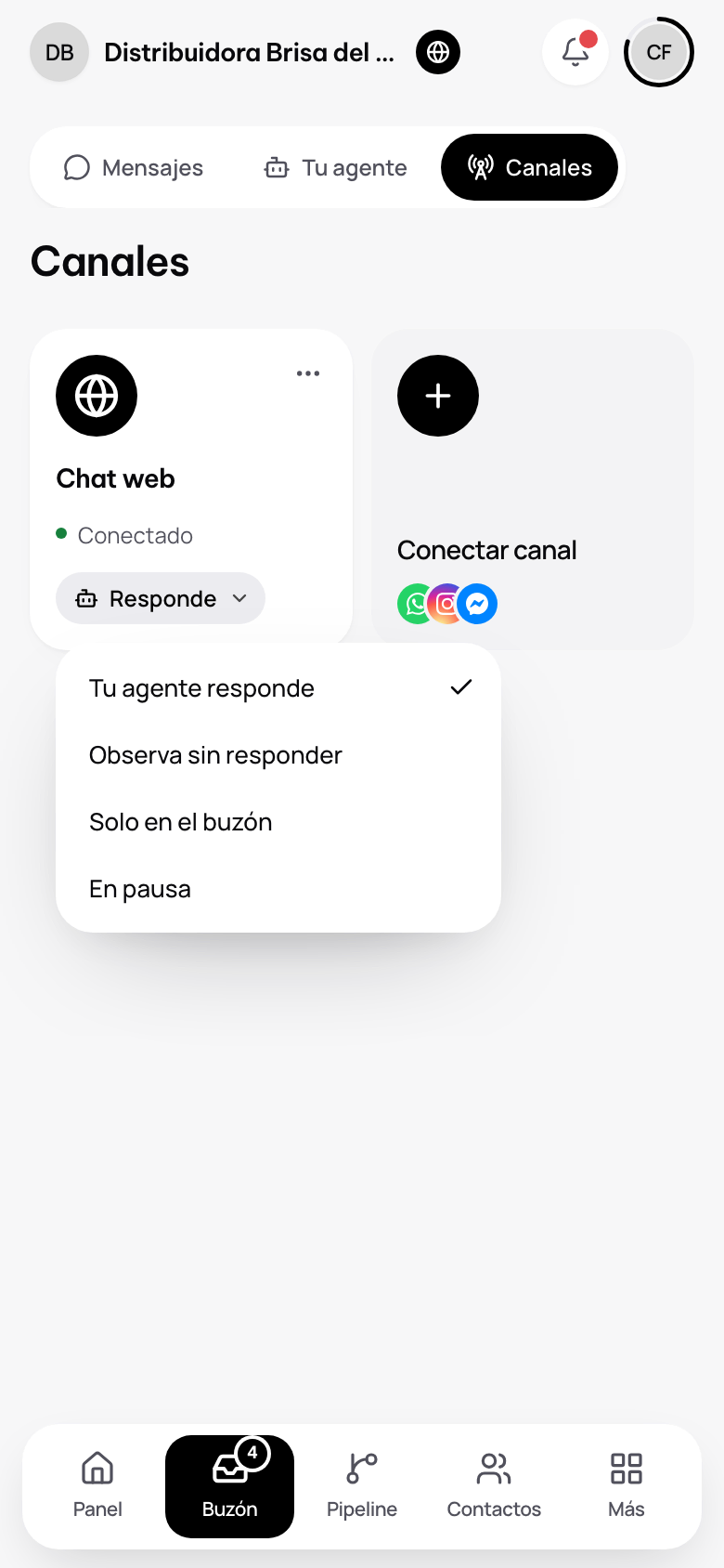 Una línea en Canales con el menú de Atención abierto y En pausa entre las opciones.