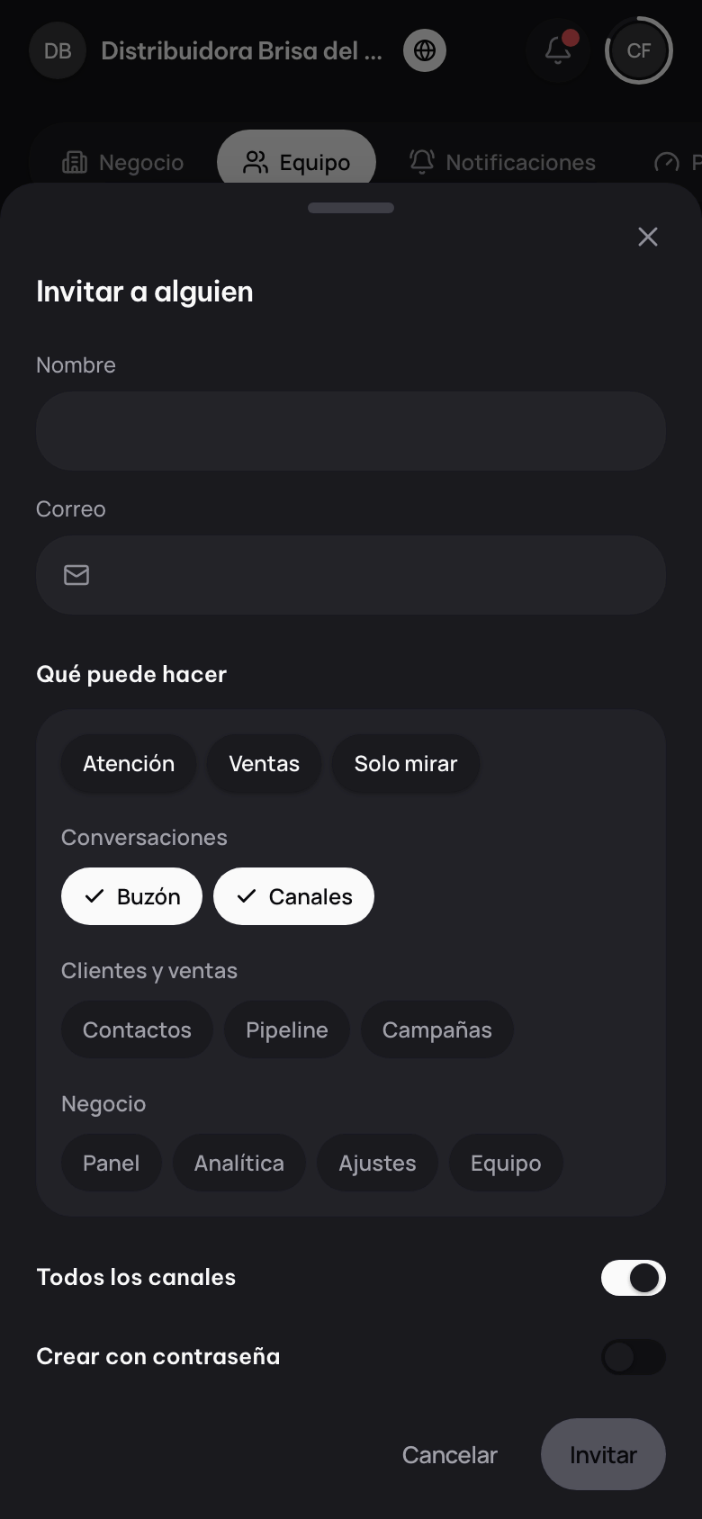 Invitar a alguien: nombre, correo, qué puede hacer con Atención, Ventas y Solo mirar, e Invitar.