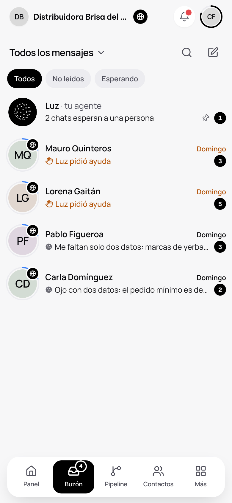 El buzón con el chat del agente anclado arriba de las conversaciones.
