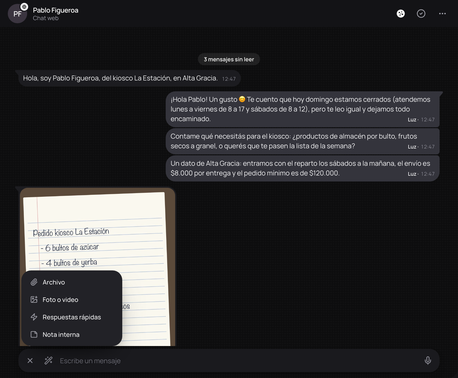 Adjuntar y más abierto: Archivo, Foto o video, Respuestas rápidas y Nota interna.