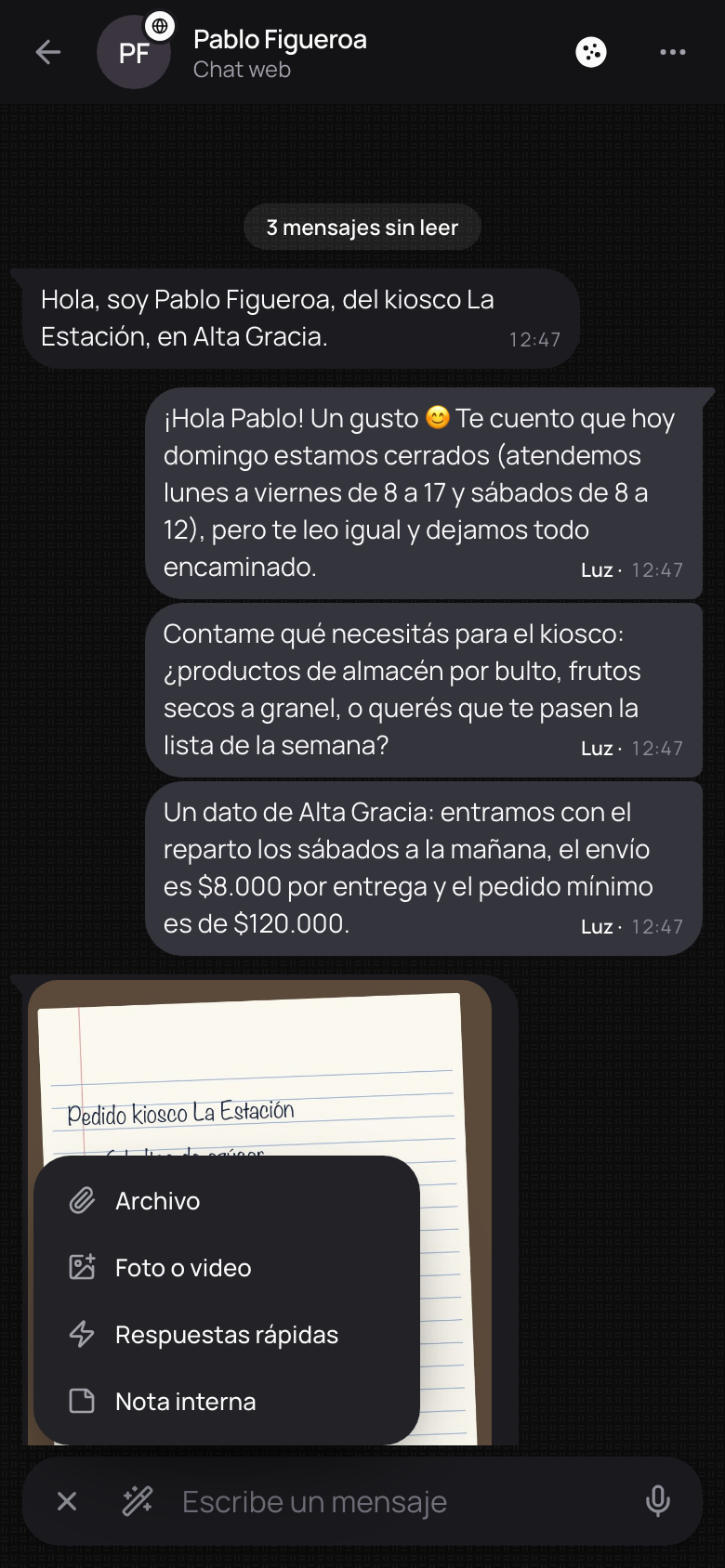 Adjuntar y más abierto: Archivo, Foto o video, Respuestas rápidas y Nota interna.
