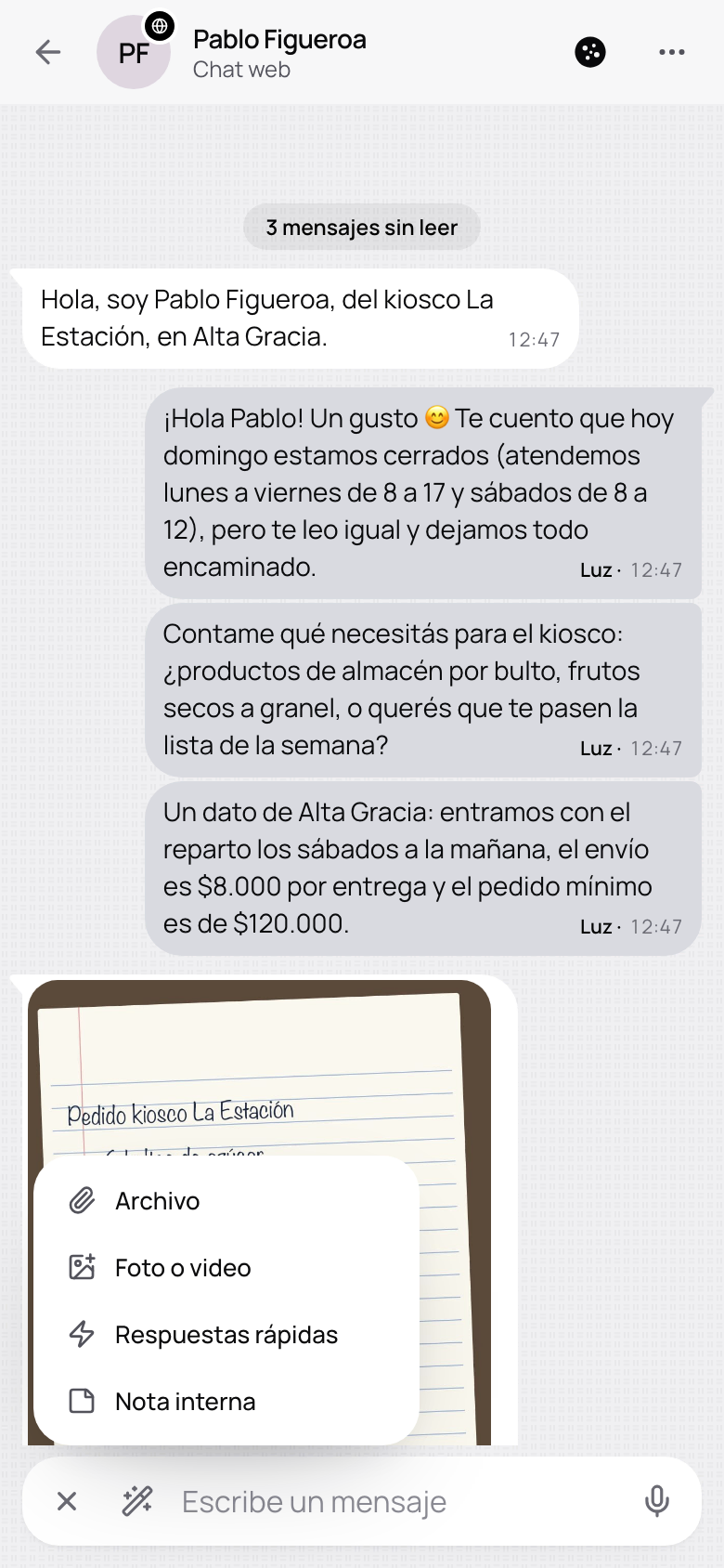 Adjuntar y más abierto: Archivo, Foto o video, Respuestas rápidas y Nota interna.