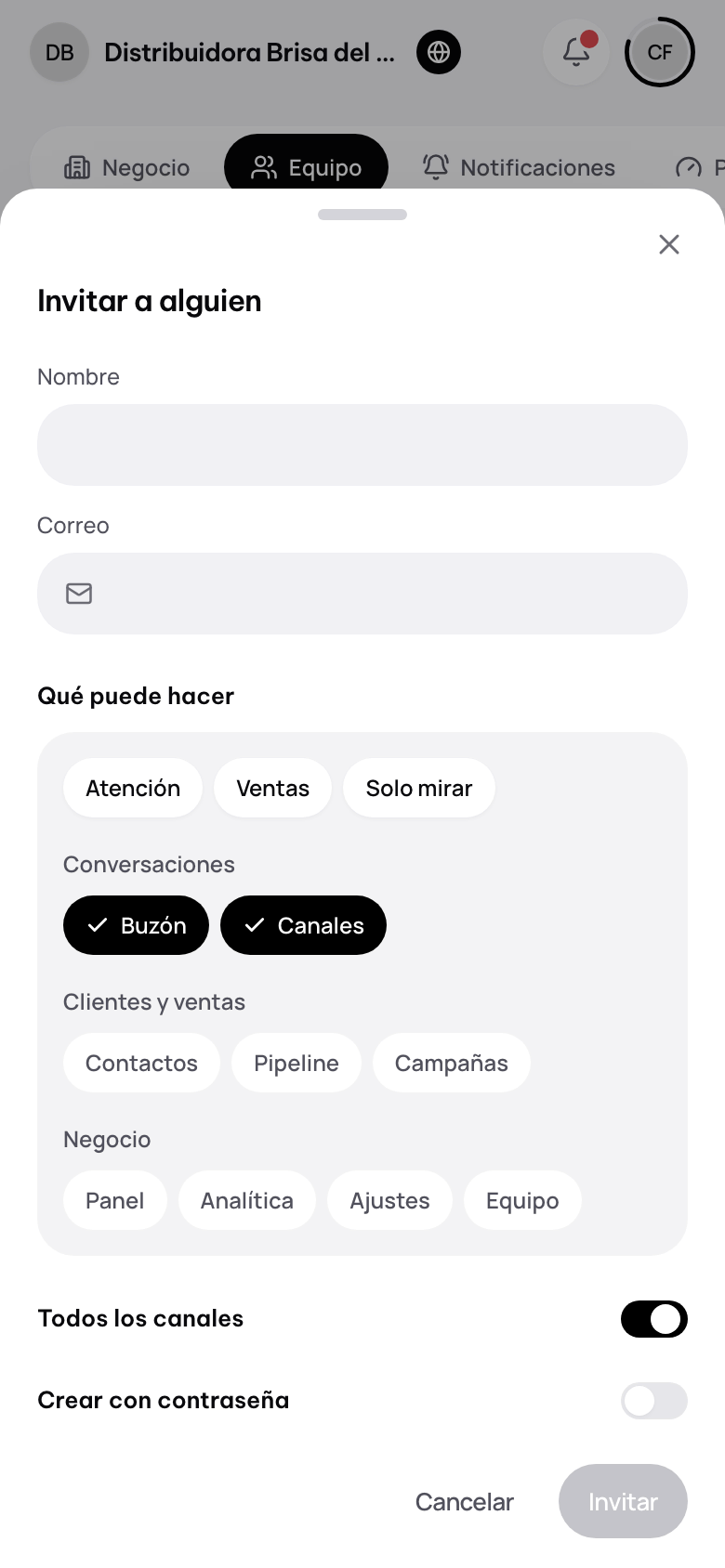 Invitar a alguien: nombre, correo, qué puede hacer con Atención, Ventas y Solo mirar, e Invitar.