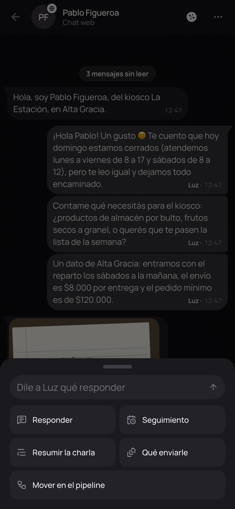 La varita abierta: el campo para decirle qué responder y Responder, Seguimiento, Resumir la charla y más.