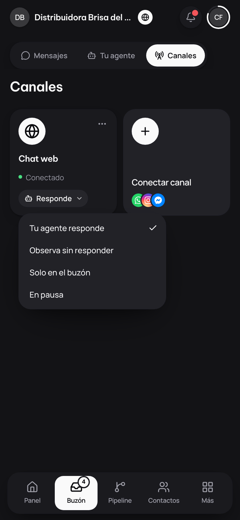 Una línea en Canales con el menú de Atención abierto y En pausa entre las opciones.