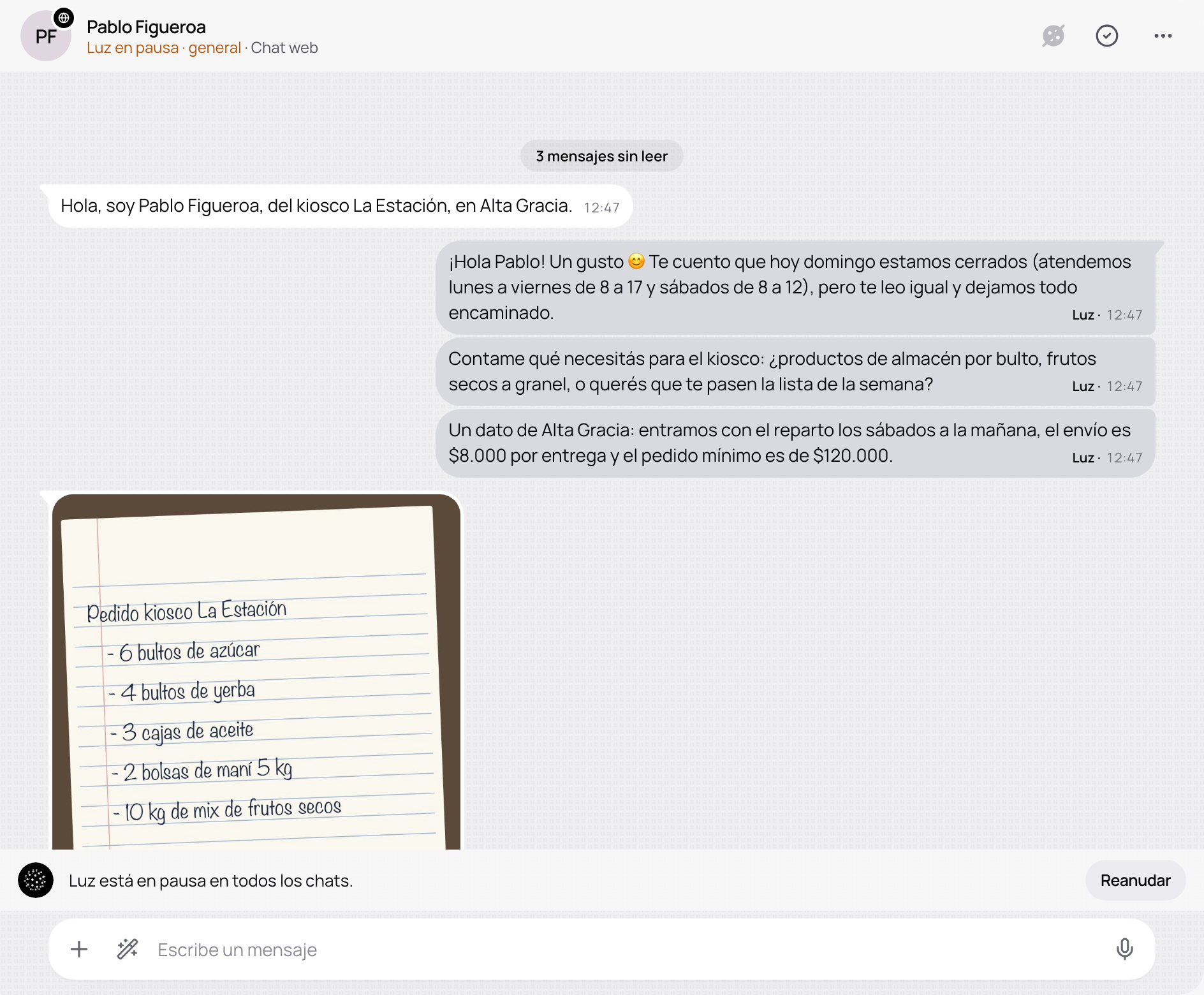 Una conversación con el aviso de que el agente está en pausa en todos los chats y Reanudar.