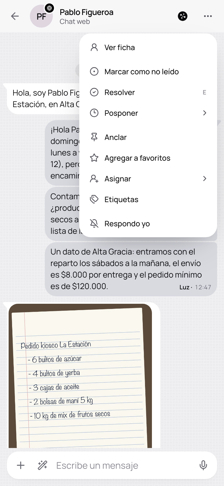 Una conversación con su menú abierto: pausar al agente en ese chat está arriba y en el menú.