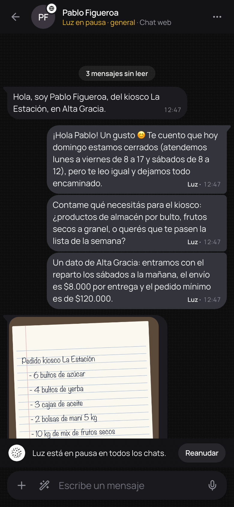 Una conversación con el aviso de que el agente está en pausa en todos los chats y Reanudar.