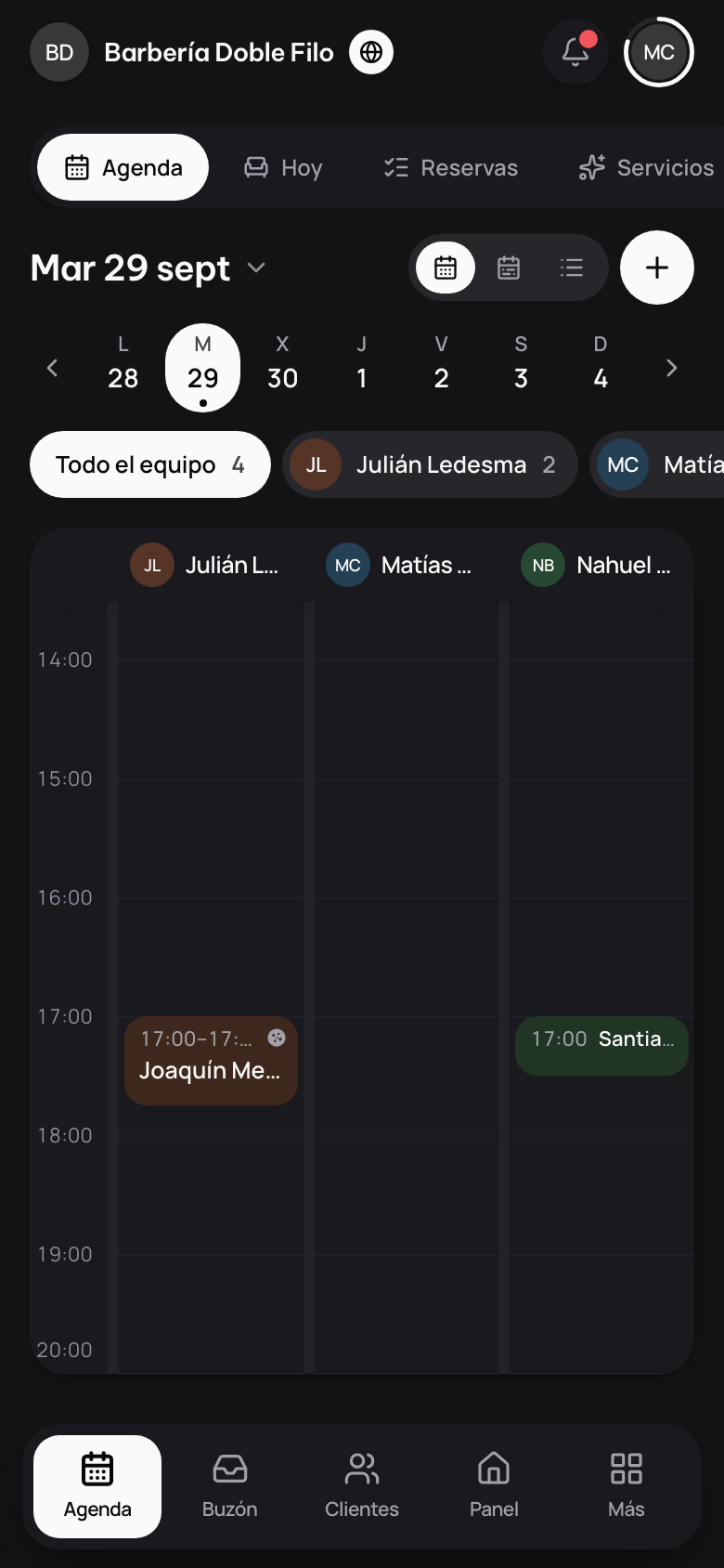 El día de la barbería con la reserva que el agente tomó por el chat.