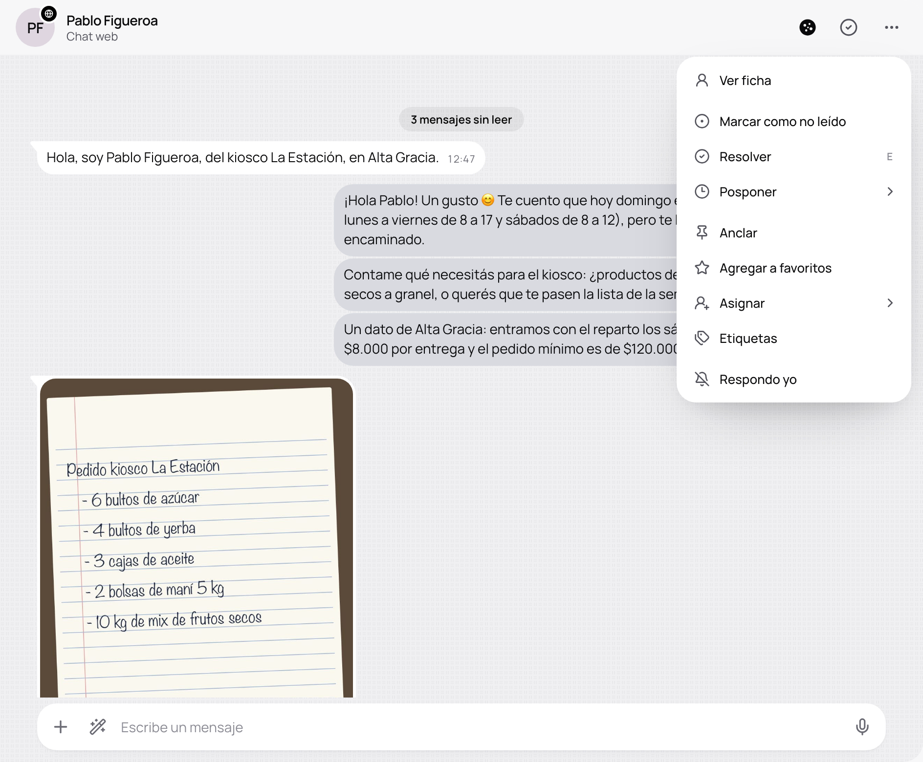 Una conversación con su menú abierto: pausar al agente en ese chat está arriba y en el menú.