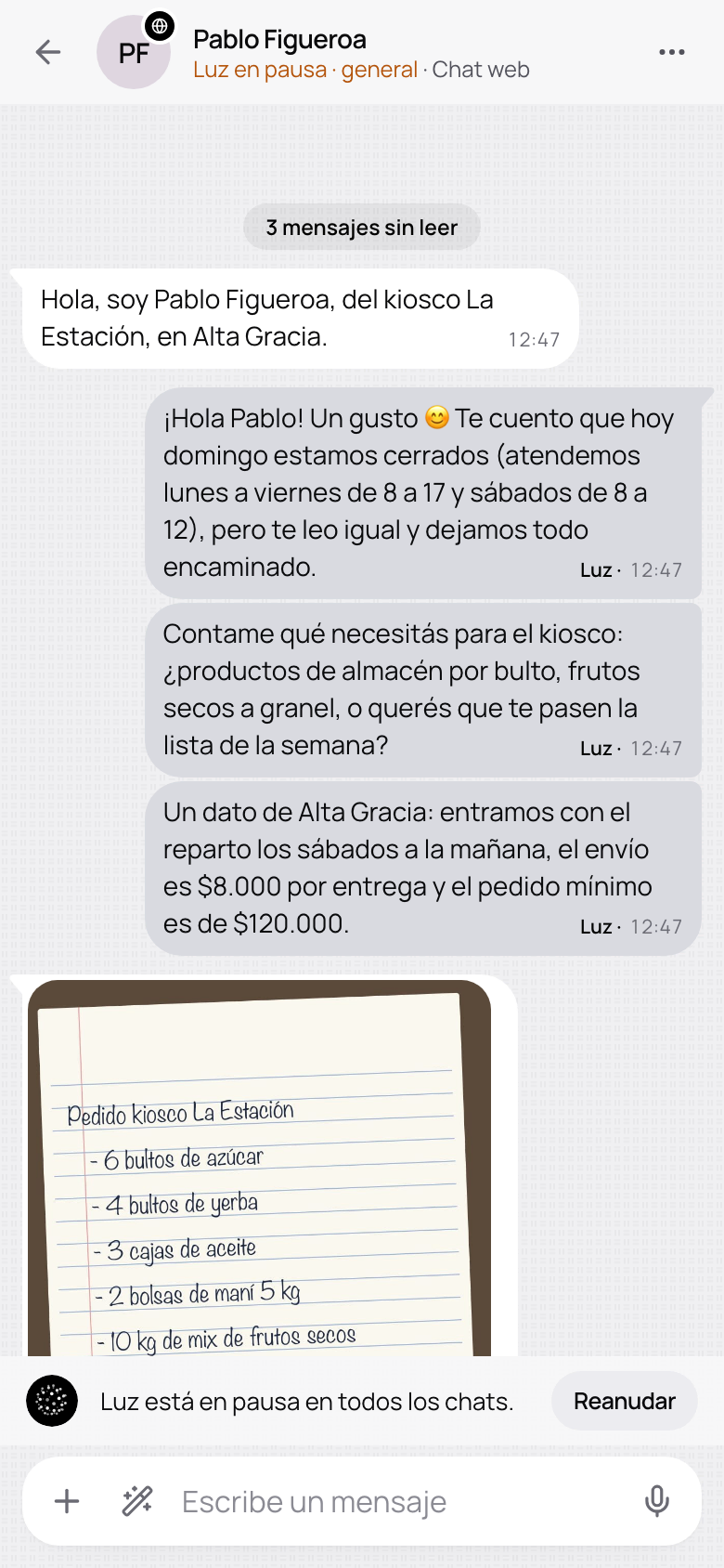 Una conversación con el aviso de que el agente está en pausa en todos los chats y Reanudar.