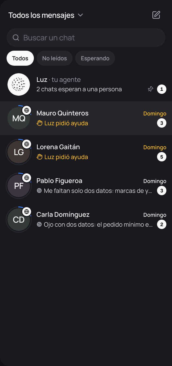 El buzón con el chat del agente anclado arriba de las conversaciones.