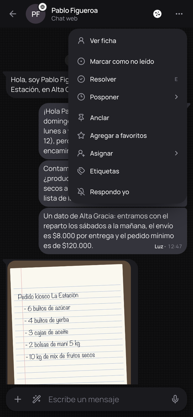 Una conversación con su menú abierto: pausar al agente en ese chat está arriba y en el menú.