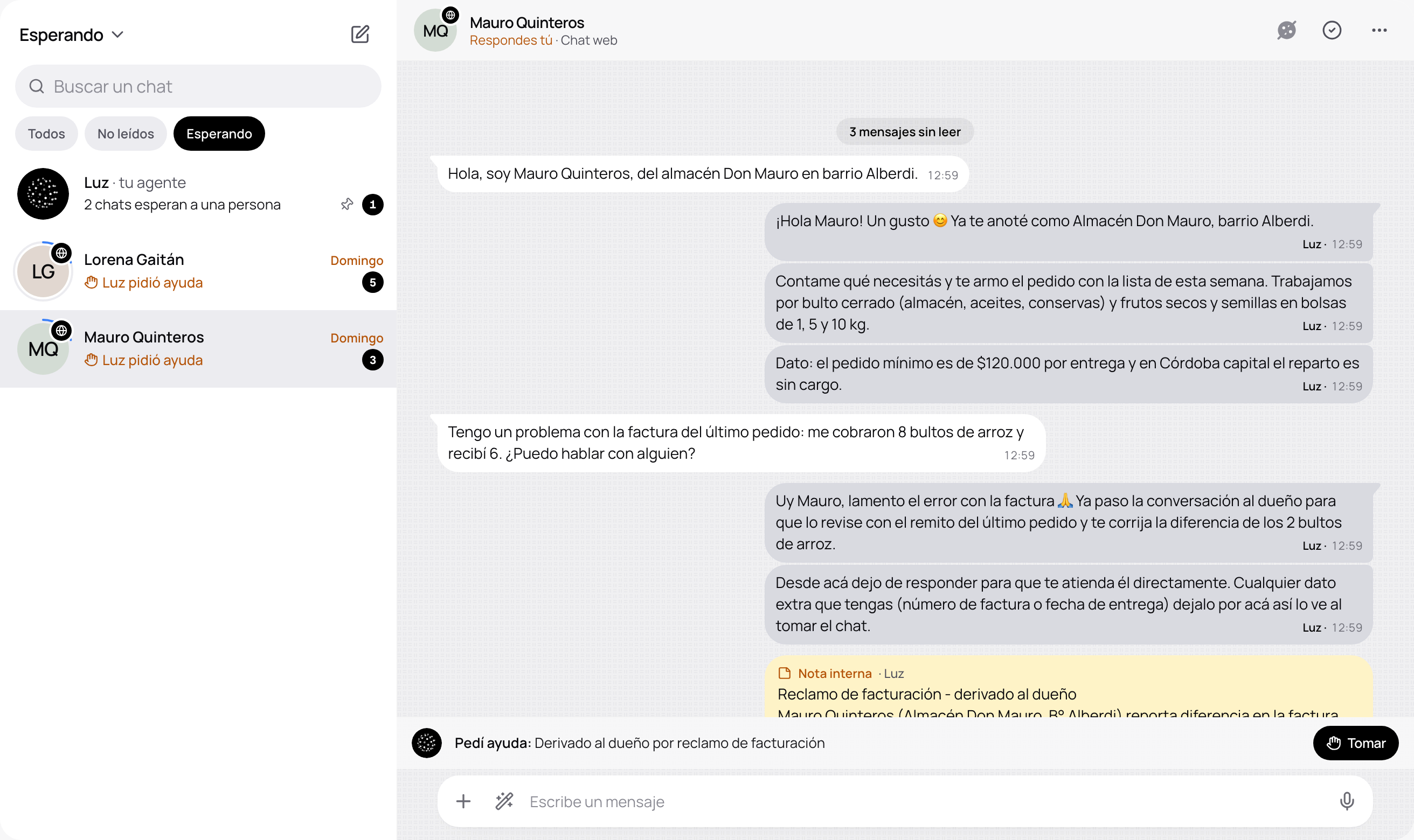 El buzón en Esperando con el chat que el agente pasó al equipo: el motivo y Tomar.