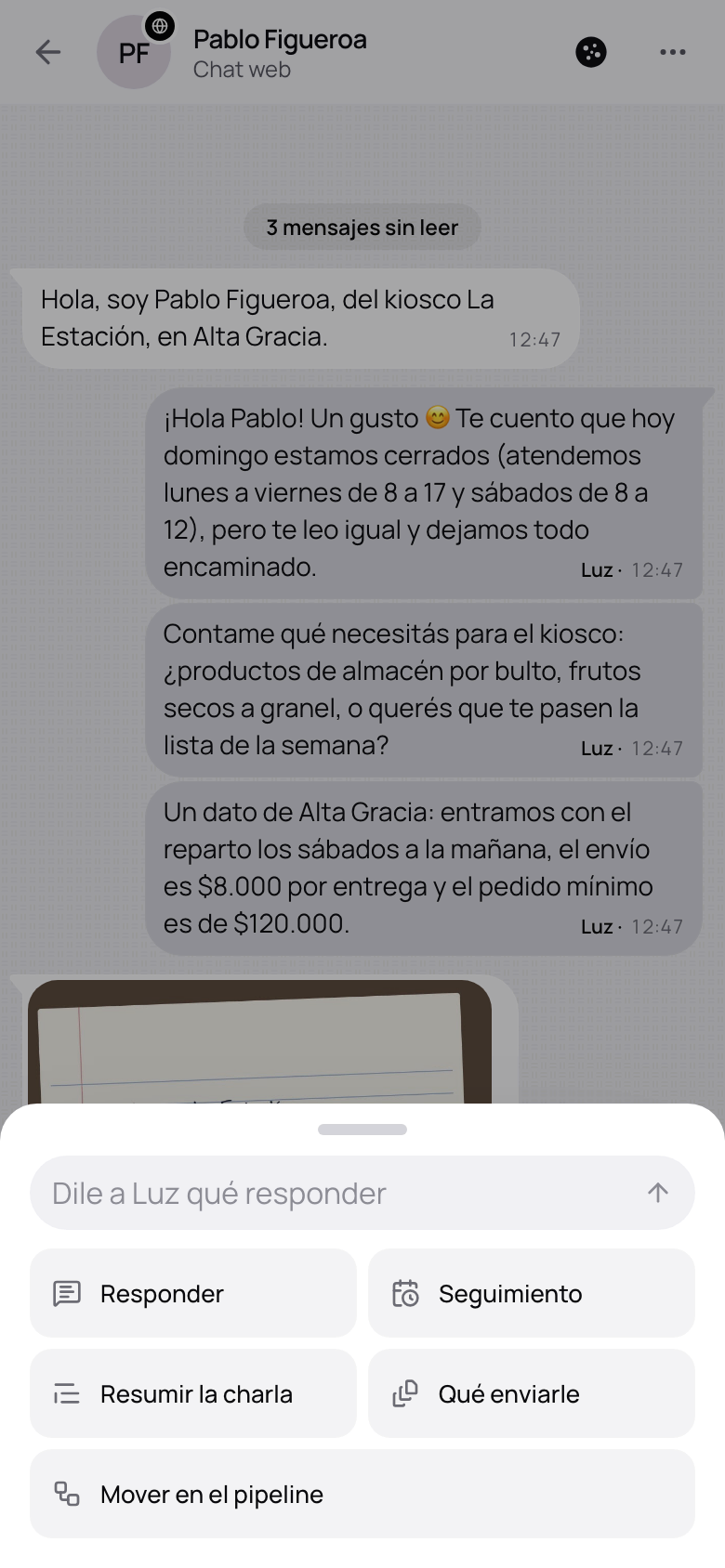 La varita abierta: el campo para decirle qué responder y Responder, Seguimiento, Resumir la charla y más.