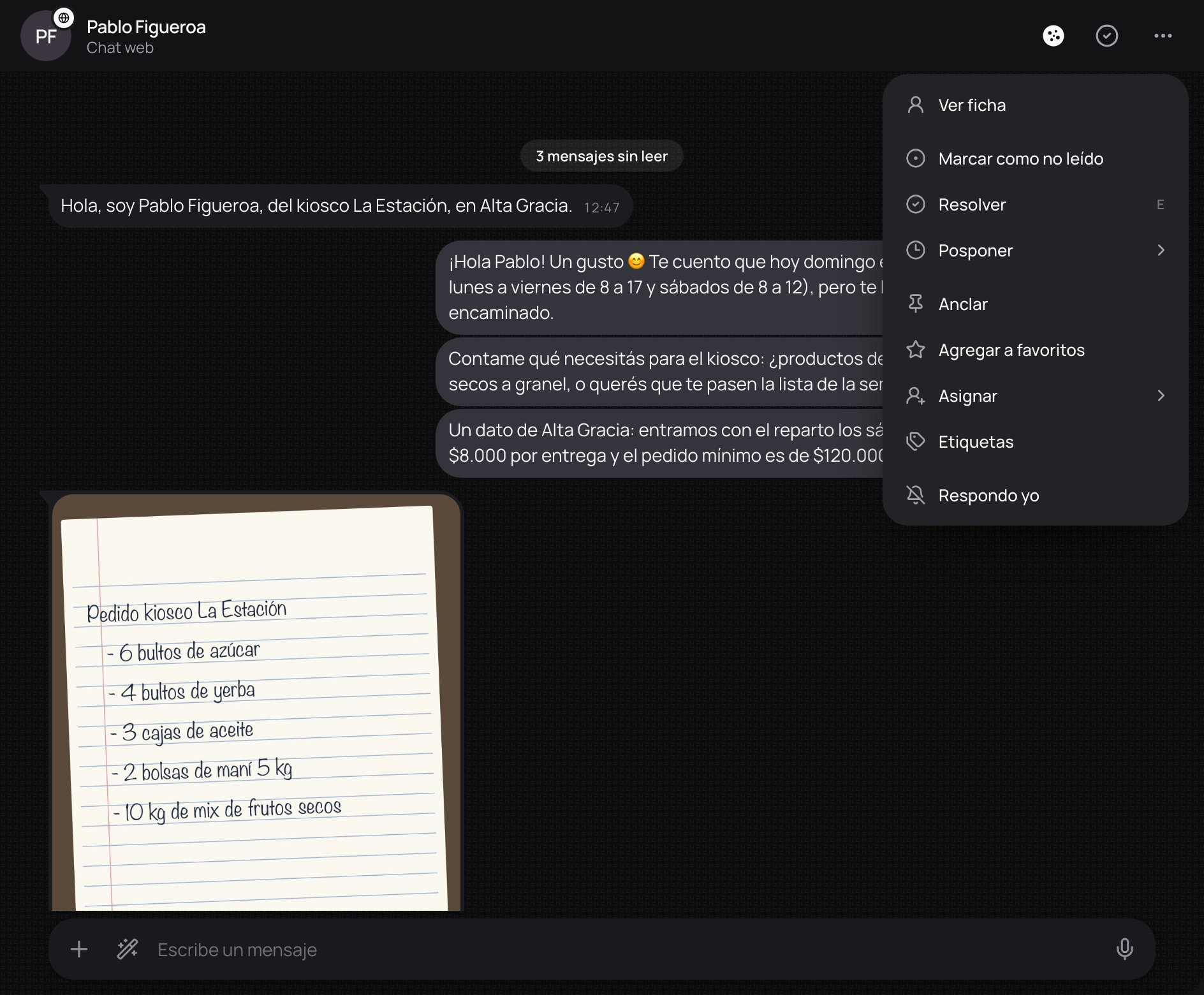 Una conversación con su menú abierto: pausar al agente en ese chat está arriba y en el menú.
