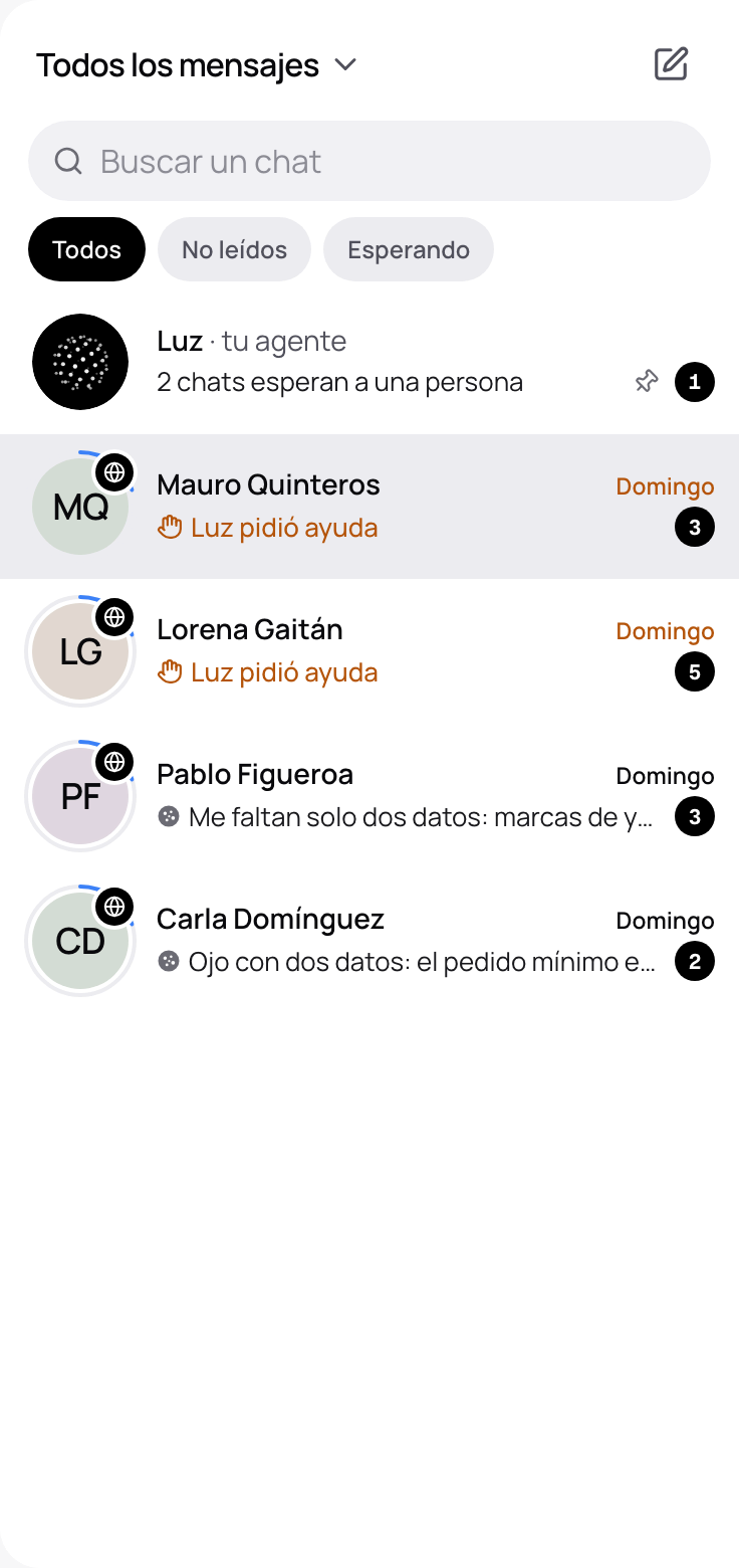 El buzón con el chat del agente anclado arriba de las conversaciones.